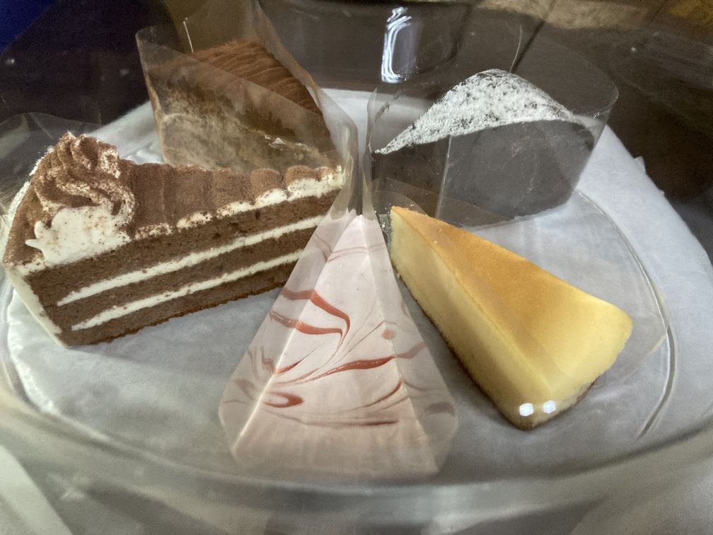 おいしいケーキ販売中♪