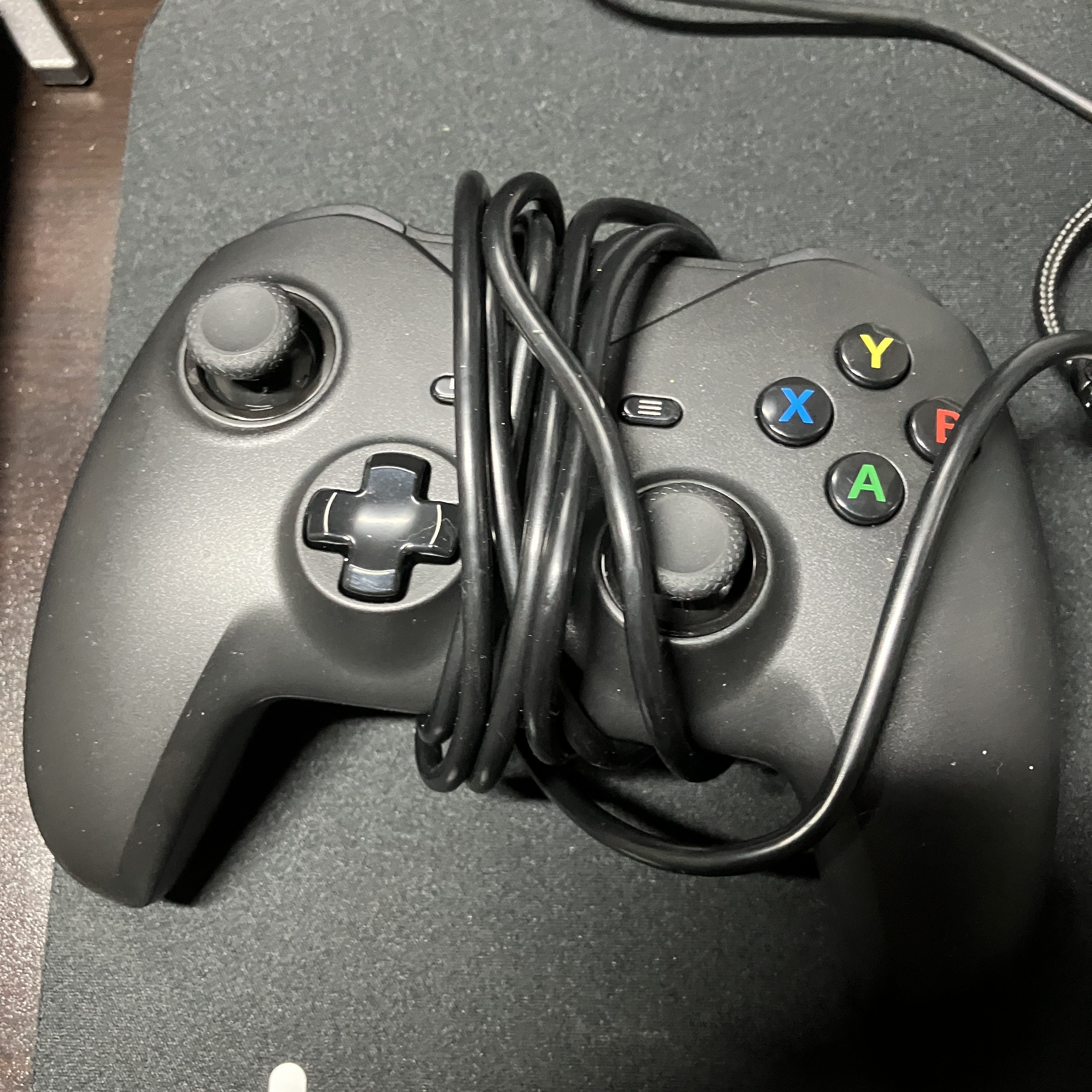 手ぶらで最強環境！ゲームパッド派のあなたも大丈夫備え付けゲームパッドあります